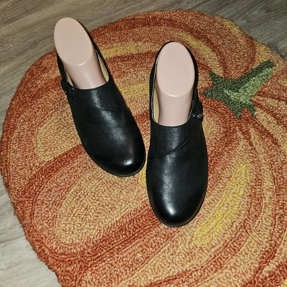 DANSKO 'Marisa' Black Leather Slipons Clogs Flats Buckle 8.5/39 Pre-owned XLNT